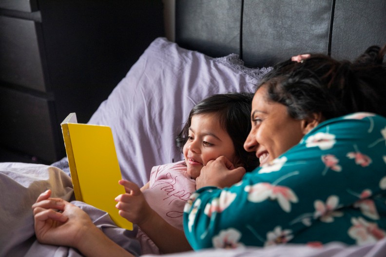 vrouw en kind lezen samen een boek